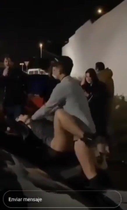 Scopata fuori dalla discoteca sul cofano della macchina davanti agli amici