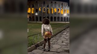 Un po' di culo e fica al Colosseo Ricciolina italiana Esibizionista