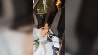 Lo succhia in macchina al fidanzato e poi ha voglia e lo cavalca