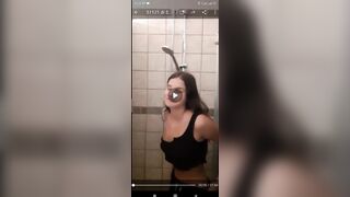 Diciotto anni Teen nella doccia