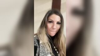 Lily Veroni ditalino rischioso sulle scale del condominio