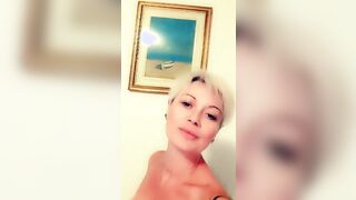 Milf italiana tatuata si tocca la fica