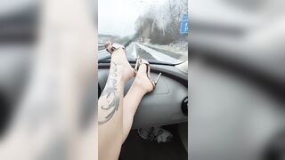 Piedi sul cruscotto dell'auto