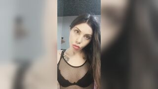 Morettina italiana in intimo nero con bel culo