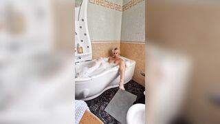 Vieni a scoparmi nella vasca sono bollente