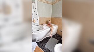 Vieni a scoparmi nella vasca sono bollente