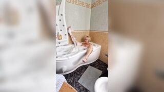 Vieni a scoparmi nella vasca sono bollente