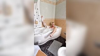 Vieni a scoparmi nella vasca sono bollente