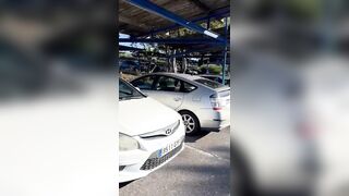 Fidanzata italiana flsh tette nel parcheggio