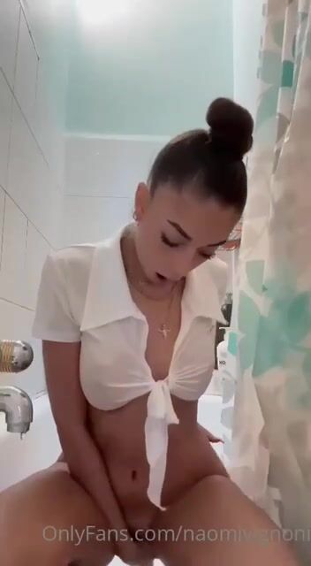 Ragazza italiana porca si masturba nella doccia OF