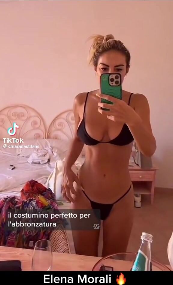 Famosa mostra nuovo bikini