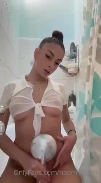ragazza italiana masturbazione in doccia con dildo onlyfans