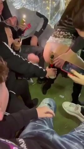 Ragazza ubriaca fa la troia con amici