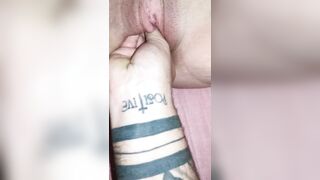 Mi spacca la fica con la mano