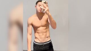 Ma guardate come cazzo è vestita