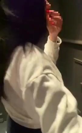 Mi scopa il culo nel bagno del ristorante