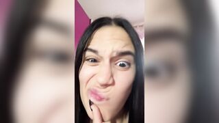 Si fa schizzare la faccia di sborra