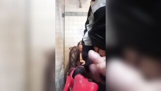 Trans italiana sborrata sulle scarpe lecca la sborra