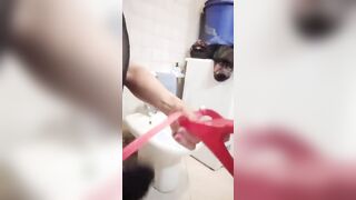 Trans italiana sborrata sulle scarpe lecca la sborra