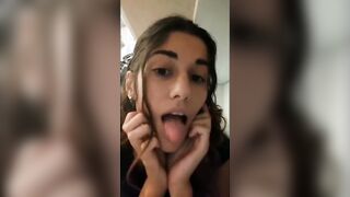 Studentessa si spoglia nuda