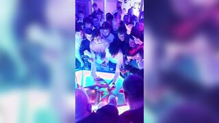 Martina Smeraldi show dal vivo masturbata dai fans