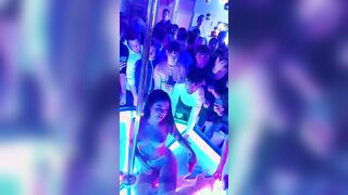 Martina Smeraldi show dal vivo masturbata dai fans