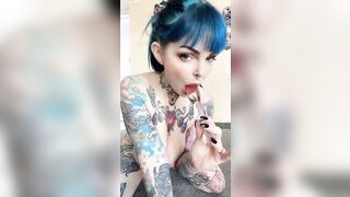 Tettona italiana tatuata gioca con dildo OF