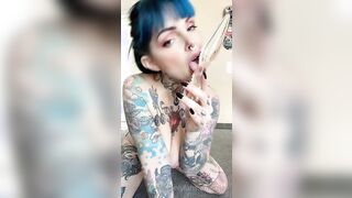 Tettona italiana tatuata gioca con dildo OF