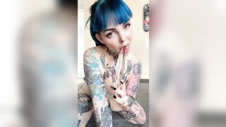 Tettona italiana tatuata gioca con dildo OF