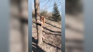 Naike Rivelli nuda all'aperto