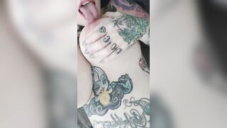 Tatuata italiana si lecca i capezzoli e sditalina la fica OF