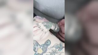 Tatuata italiana si lecca i capezzoli e sditalina la fica OF