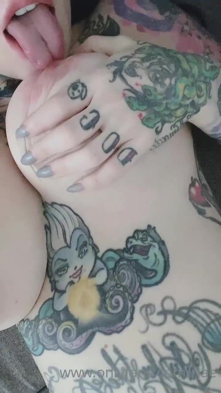 Tatuata italiana si lecca i capezzoli e sditalina la fica OF