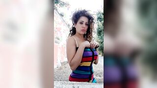 Tettona si spoglia all'aperto Ofans