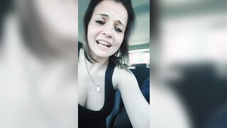 Succhia il cazzo in macchina a suo marito