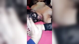 Il cornuto le tiene la mano mentre il bull se la scopa