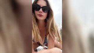 Biondina tettona italiana in bikini