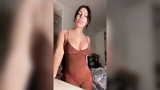 La tua fidanzata è la mia migliore amica ma io osno piu fica e troia lo sai