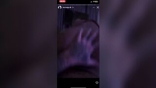 gue pequeno pubblica video porno su whatsapp per errore