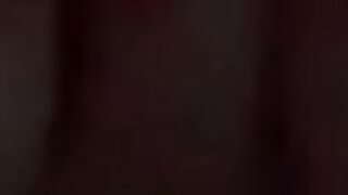 Tettona con la giacca di pelle