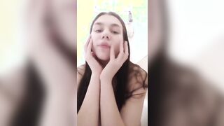 Diciottenne mora nuda nella doccia