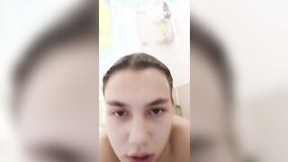 Diciottenne mora nuda nella doccia