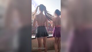 Ragazze italiane escono le tette outdoor