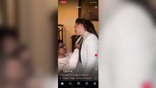 Si fa palpare le tette dal suo ragazzo