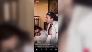 Si fa palpare le tette dal suo ragazzo