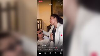 Si fa palpare le tette dal suo ragazzo