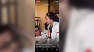 Si fa palpare le tette dal suo ragazzo