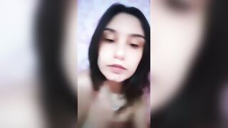 Ragazza mora mostra culo e tettone