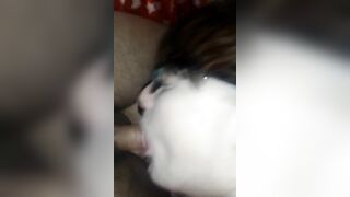 Spompina il cazzino di suo marito