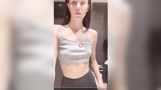 Spogliarello in bagno teen italiana